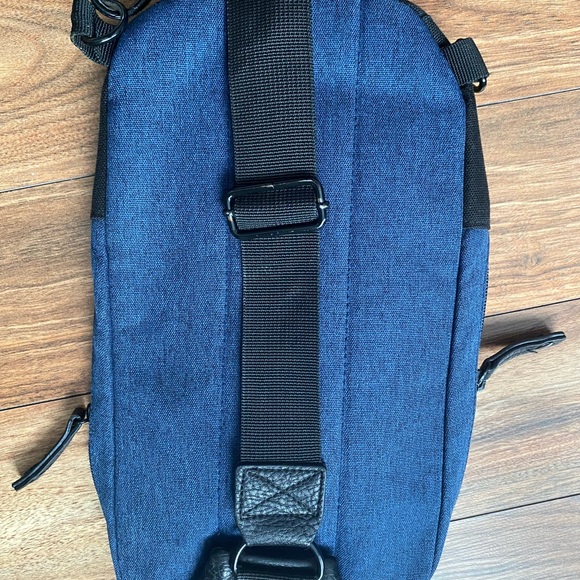 Caterpillar sling bag - Picture 5 of 5